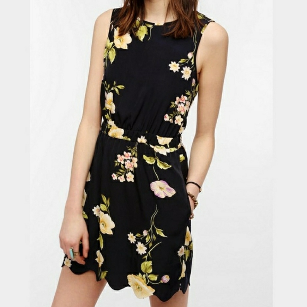 Sale! Donating soon! Corpus scalloped floral dress